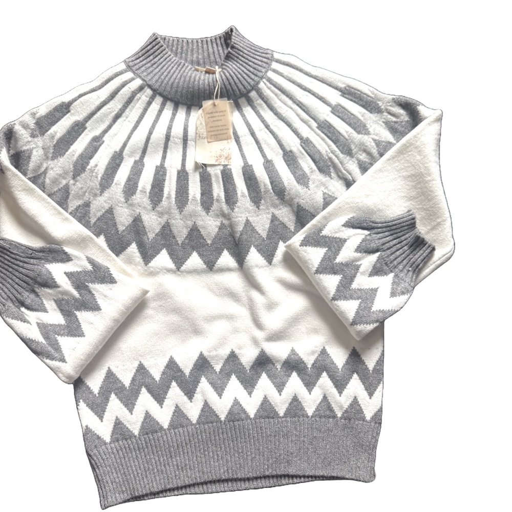 NWT Hem & Thread Gray and White mock neck sweater